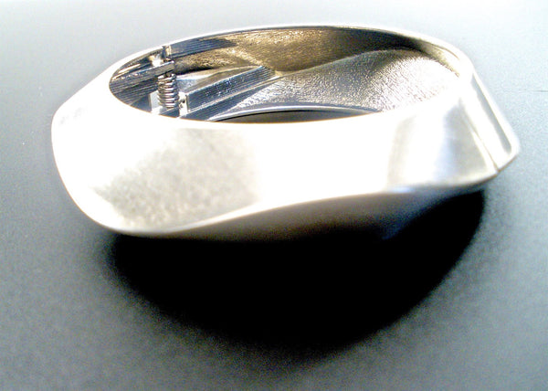 symmetric openable bangle