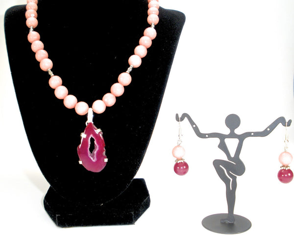pink agate bead set with contrasting druzy pendant