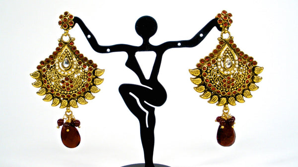 simple antique pendant set in dull gold finish