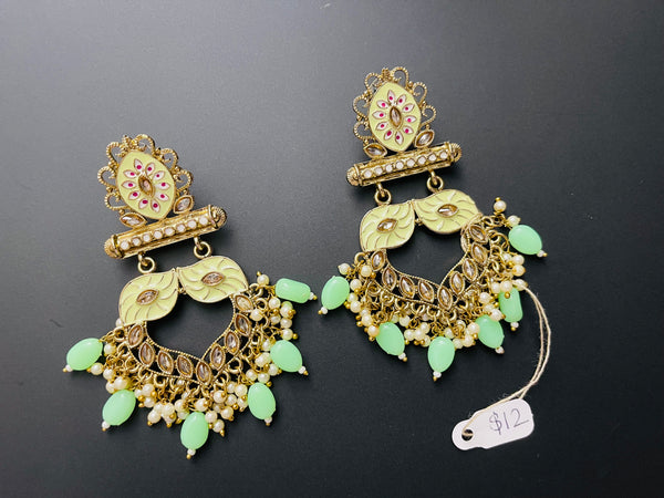 Fashion lightweight earrings